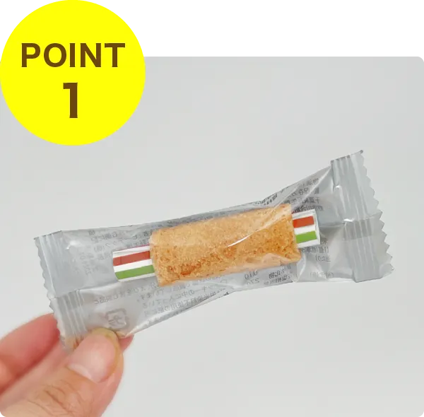 ロールフォーチュンクッキーを手に持った写真