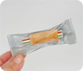 ロールフォーチュンクッキーを手に持った写真